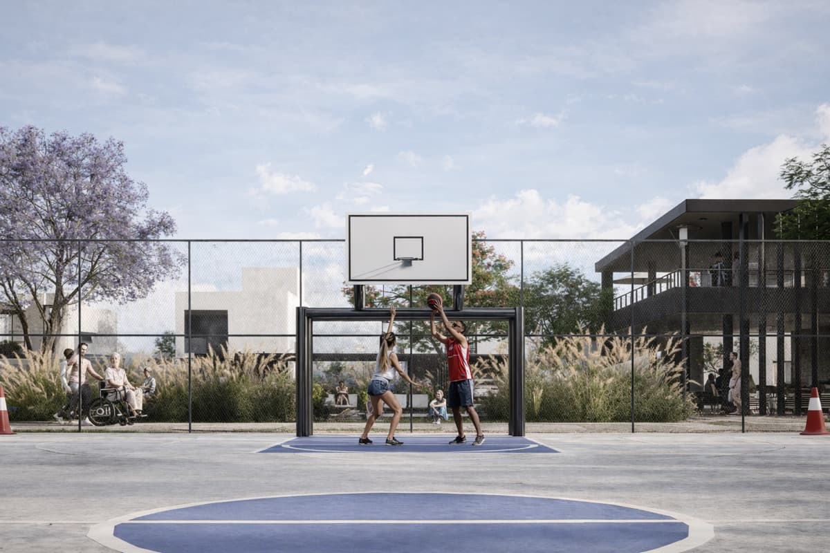 Cancha de basquetbol con jóvenes jugando y casa club al fondo en VERA Residencial